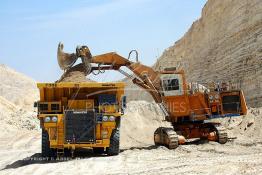 Image du Maroc Professionnelle de  Extraction du phosphate à la mine de Khouribga du Groupe OCP de L'Office chérifien des phosphates. Le Groupe OCP : Société anonyme fondée en 1920 et domiciliée au Maroc. Groupe OCP est le leader mondial des exportations des phosphates et produits dérivés, Mercredi 19 Septembre 2007. (Photo / Abdeljalil Bounhar) 